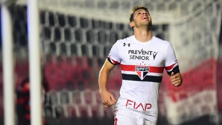 Calleri e Lugano marcam e São Paulo bate Vitória no Morumbi
