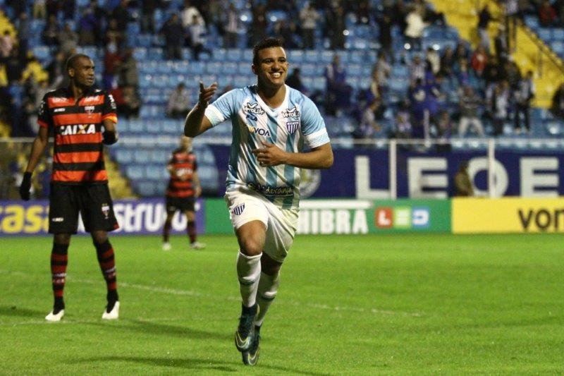 Após quatro derrotas seguidas, Avaí empata com Atlético-GO