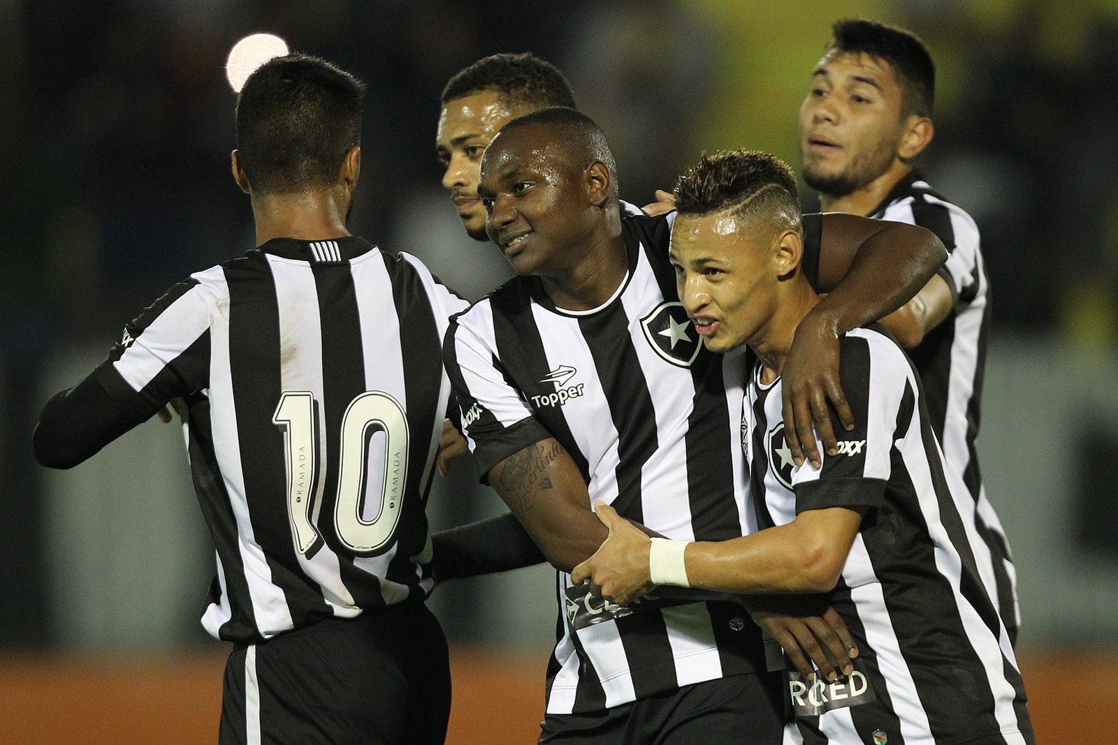 Botafogo vence o América-MG e sai da zona de rebaixamento
