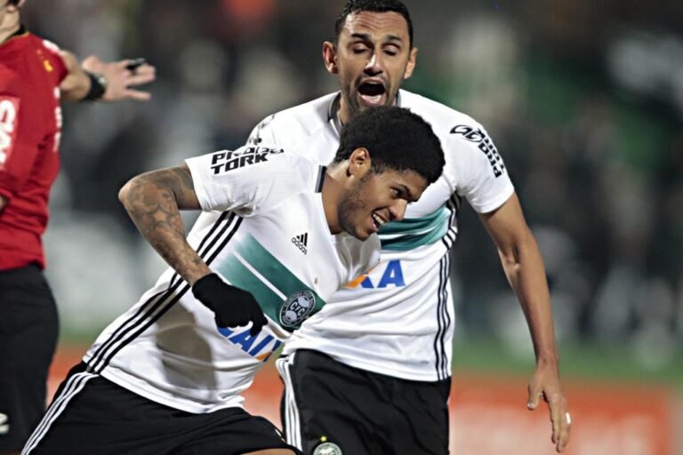COXA CONSEGUE EMPATE NO ÚLTIMO MINUTO DE JOGO COM GOL DO EX PALMEIRENSE LEANDRO