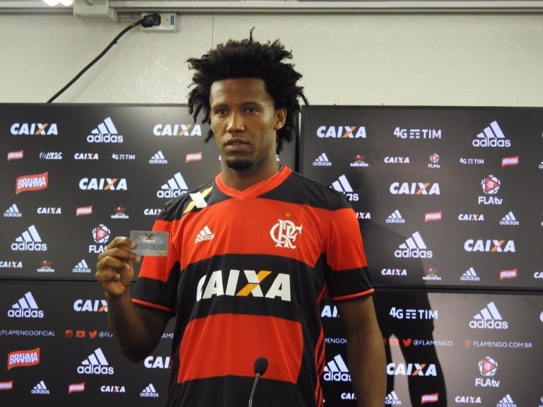 Flamengo apresenta Rafael Vaz e fica perto de contratar zagueiro Réver