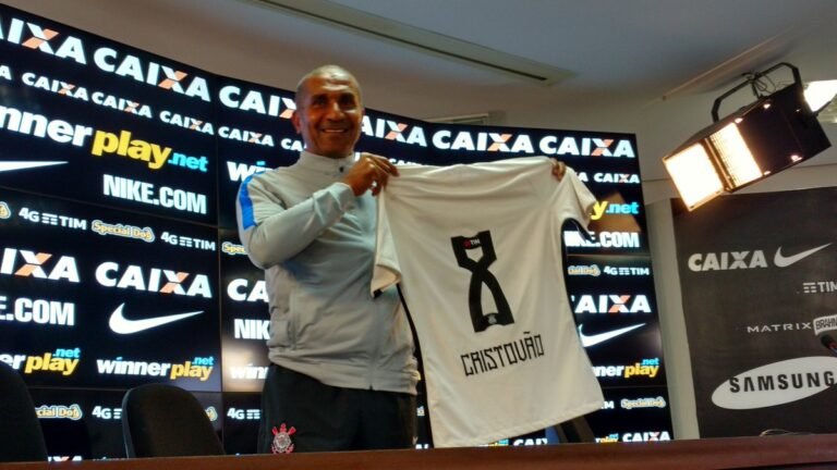 Corinthians apresenta Cristóvão Borges como novo treinador