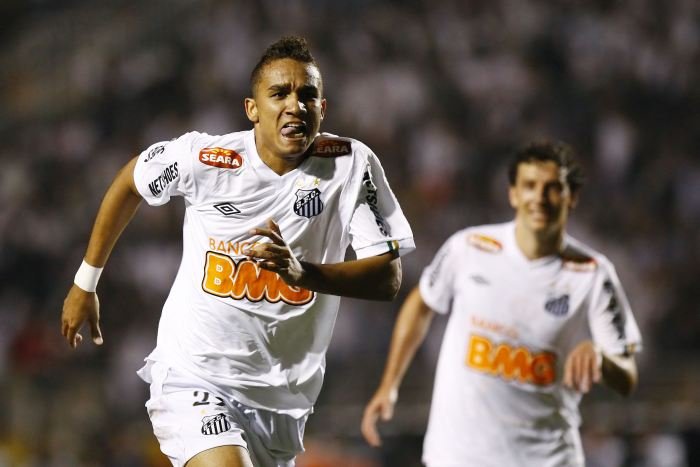 COPA LIBERTADORES DA AMÉRICA 2011 - SANTOS FC X PEÑAROL (URU) - Danilo, jogador do Santos FC, comemora seu gol durante segunda partida contra o Peñarol, do Uruguai, válida pela final da Copa Libertadores da América 2011 - Estádio Paulo Machado de Carvalho (Pacaembu) - São Paulo - SP - Brasil - 22/06/2011 - Foto: Ricardo Saibun/Gazeta Press