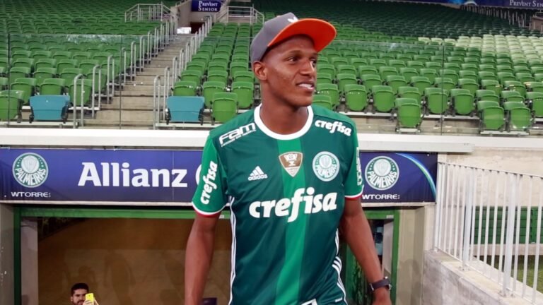 Yerry Mina chega e aguarda regularização no BID para estrear