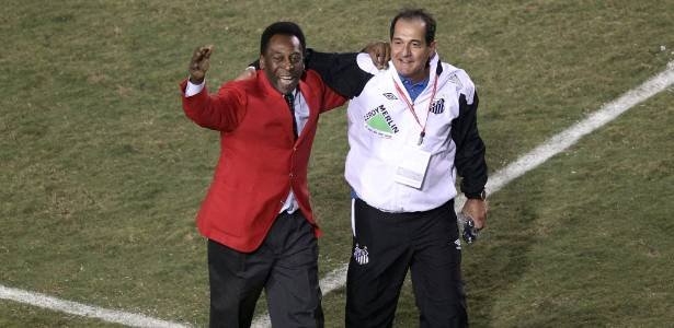 No dia da conquista, o Rei não poderia ficar de fora! Pelé levando Muricy Ramalho ao centro do gramado, para a torcida aplaudir e reverenciar o feito deste grande treinador! Foto: www.esporte.uol.com.br