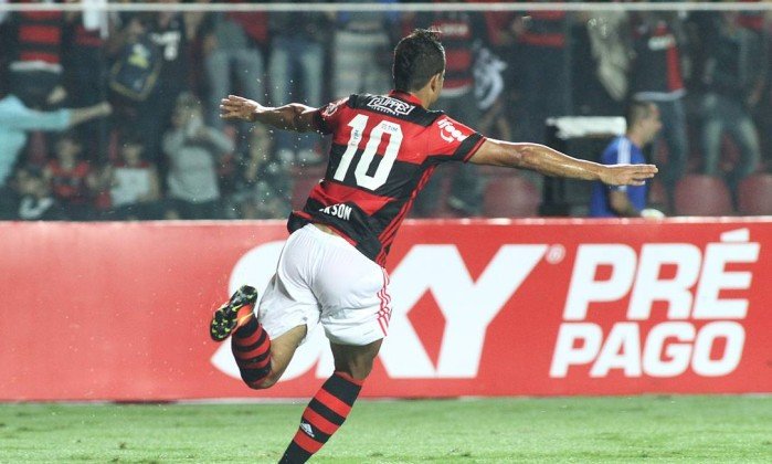 FLA VENCE INTER NO ESPÍRITO SANTO E SE MANTÉM NA BRIGA PELO G-4