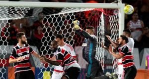 Alex Muralha fez boas defesas no primeiro tempo e uma defesaça no segundo, quando o atacante Grafite ficou livre na cara do gol. (Foto: Divulgação)