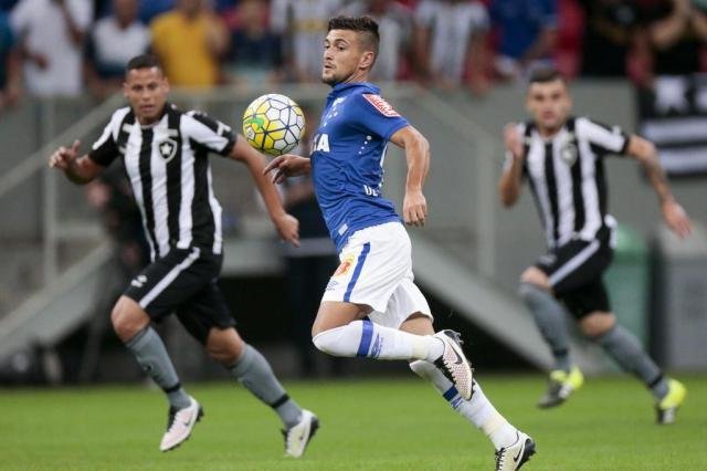 No Mané Garrincha, Botafogo perde para o Cruzeiro