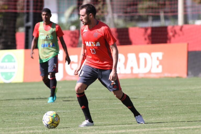 Flamengo tenta mostrar força do seu elenco contra o Botafogo.