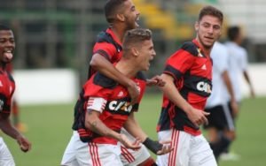 Matheus Sávio comemora o primeiro gol, marcado de pênalti (Foto: Gilvan de Souza/Flamengo)