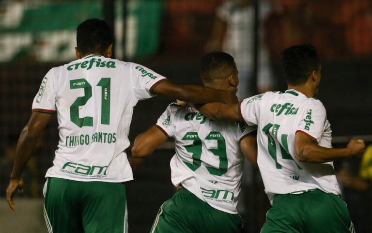 Erik e Jesus marcam, Palmeiras volta a vencer fora e mantém vantagem na ponta