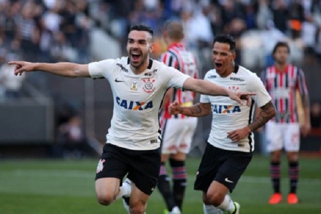 Corinthians joga mal e empata com o São Paulo em casa