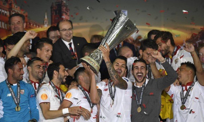 Sevilla: O fortalecimento do atual tri-campeão da Liga Europa.