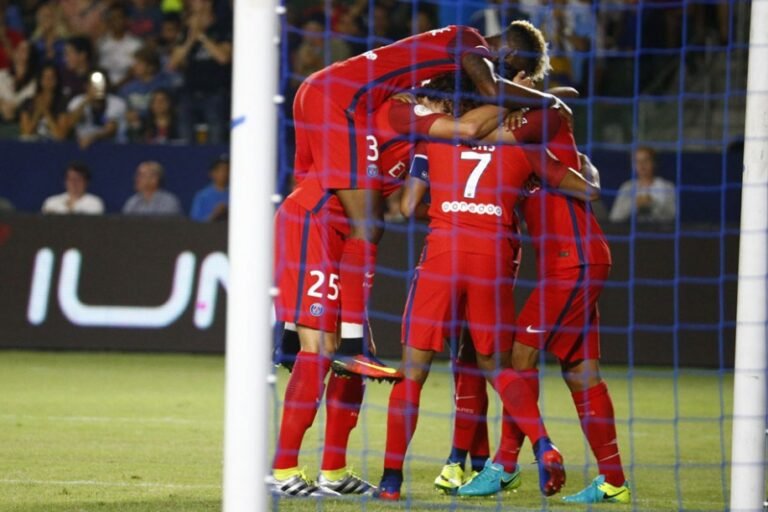 Com gol de Lucas, PSG goleia o Leicester