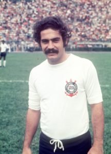 FUTEBOL - HISTÓRIA DO CORINTHIANS - ESPORTES - ACERVO - Rivelino, jogador do Corinthians, antes da partida contra o Internacional-RS, válida pelo Campeonato Brasileiro de 1973 - Estádio Paulo Machado de Carvalho(Pacaembu) - São Paulo - SP - Brasil - 15/12/1973 - Foto: Acervo/Gazeta Press