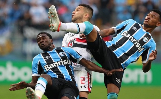 São Paulo joga mal, é derrotado e se complica.