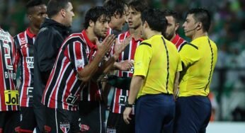 São Paulo luta até o final, sofre com erros de arbitragem e é eliminado da Libertadores.