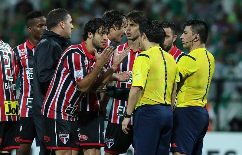 São Paulo luta até o final, sofre com erros de arbitragem e é eliminado da Libertadores.