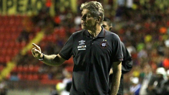 Atlético perde, mas jogadores recebem os parabéns do treinador