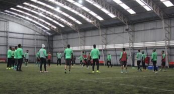 CHUVAS ATRAPALHAM TREINOS NO CT E EQUIPE TREINA EM CAMPO SINTÉTICO