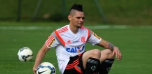 o-lateral-para-durante-treinamento-do-flamengo-na-cidade-de-atibaia-sp-1421596950862_615x300