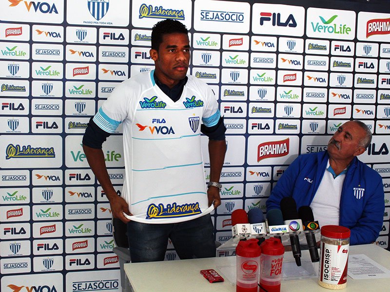 Zagueiro Betão é apresentado no Avaí