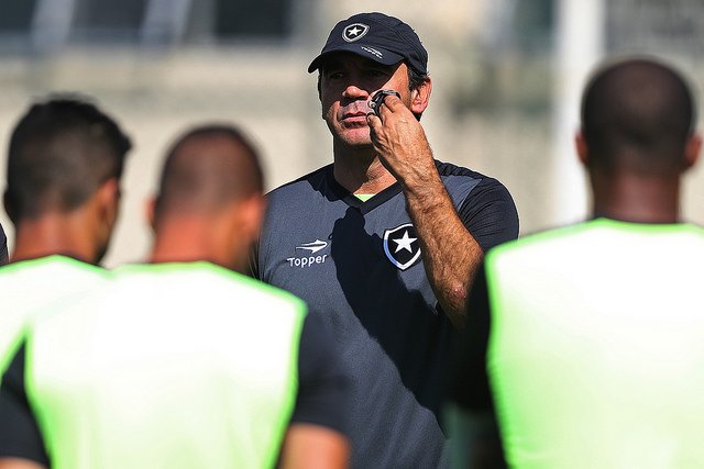 Sem jogar, Botafogo volta ao Z-4