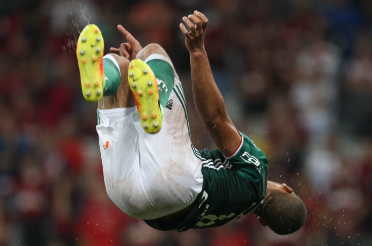 “Acrobático” Vitor Hugo marca, Palmeiras vence fora e volta a abrir vantagem