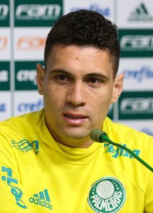 O jogador Moisés,concede entrevista coletiva após treinamento, na Academia de Futebol. (Foto: Cesar Greco / Fotoarena)
