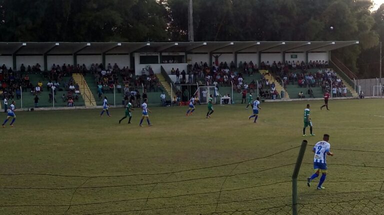 Esportiva perde em casa e se complica