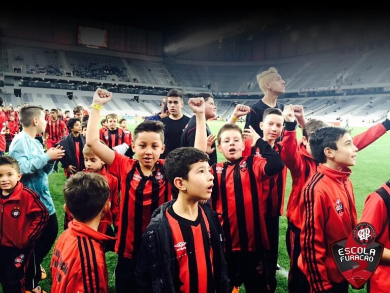 Alunos da ESCOLA FURACÃO entram em campo na Arena