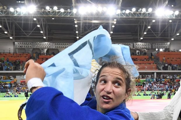 A PEQUENA  GUERREIRA CONQUISTA O OURO EM SOLO RIVAL