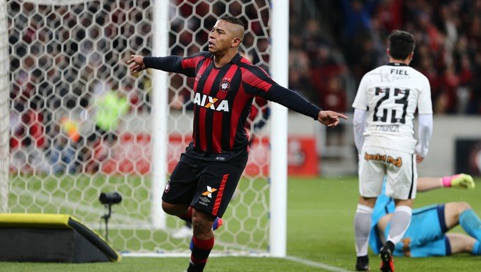 FURACÃO bate Corinthians e mantém invencibilidade na Baixada