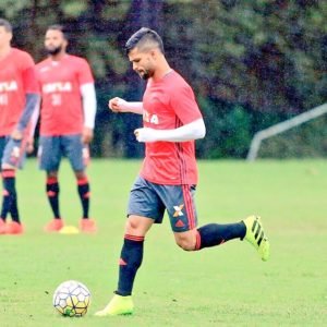 Diego segue treinando e pode estrear diante do Grêmio.