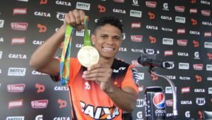 foto : Douglas Santos já tinha sido recebido com festa em seu clube, o Atlético-MG (Foto: Fernando Martins Y Miguel)