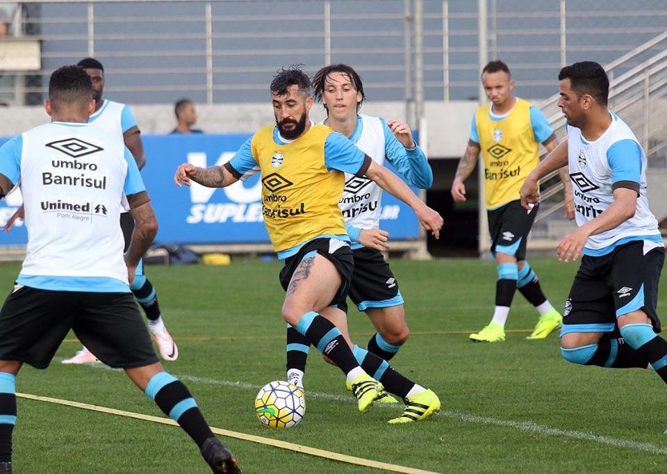 Roger testa Grêmio com duas alterações