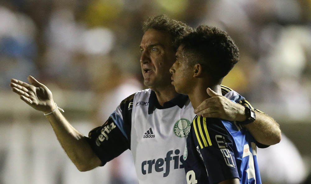 O técnico Cuca e o jogador Vitinho (D), da SE Palmeiras, em jogo contra a equipe do Botafogo FC, durante partida válida pelas oitavas de final, da Copa do Brasil, no Estádio Almeidão.