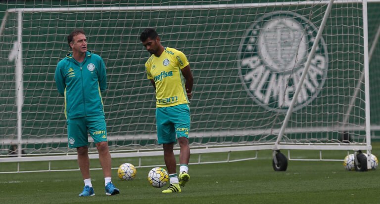 Sem Thiago Santos, Cuca relaciona 23 atletas para enfrentar o Grêmio