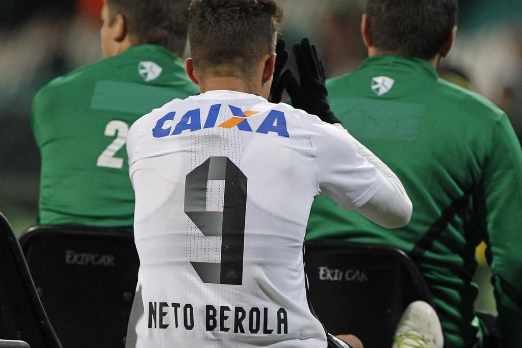 Jogador da Chape, que quebrou tornozelo de Berola pode ser afastado do futebol