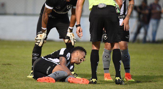 Luis Ricardo sofre lesão e não volta ao Botafogo em 2016