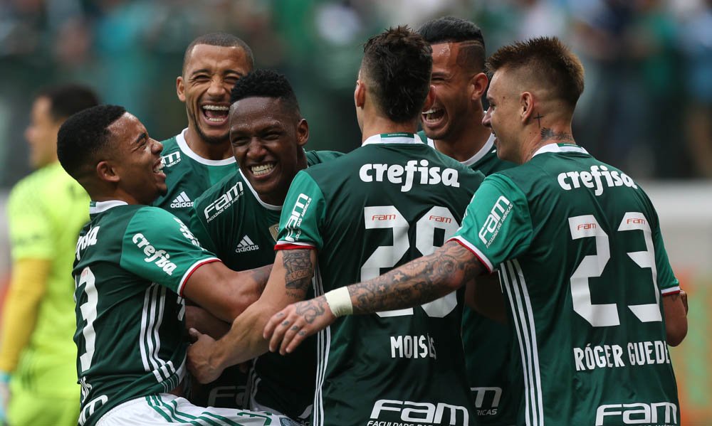 O jogador Mina, da SE Palmeiras, comemora seu gol contra a equipe do Coritba FC, durante partida válida pela vigésima sétima rodada, da Campeonato Brasileiro, Série A, na Arena Allianz Parque.
