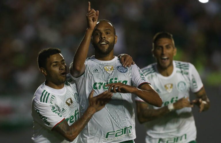 Palmeiras vence o lanterna América-MG em Londrina e segue líder com vantagem