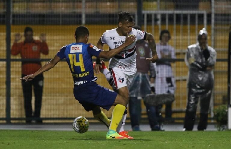 Mais uma derrota em clássicos
