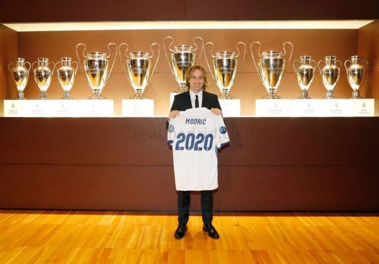 Modric renova contrato com Real Madrid até 2020