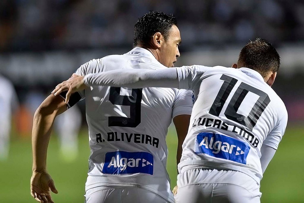 Santos vence e continua vivo no G4