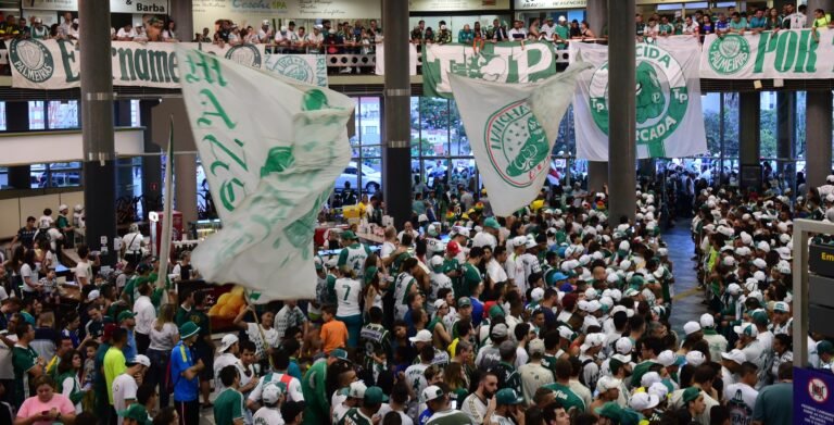 Com direito a “aeroporco”, Palmeiras enfrenta o Atlético-MG em Belo Horizonte