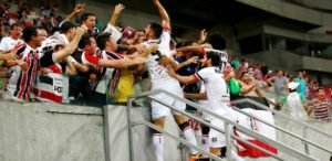 bruno-moraes-faz-o-gol-da-vitoria-do-santa-cruz-sobre-o-sport-1472697842489_615x300