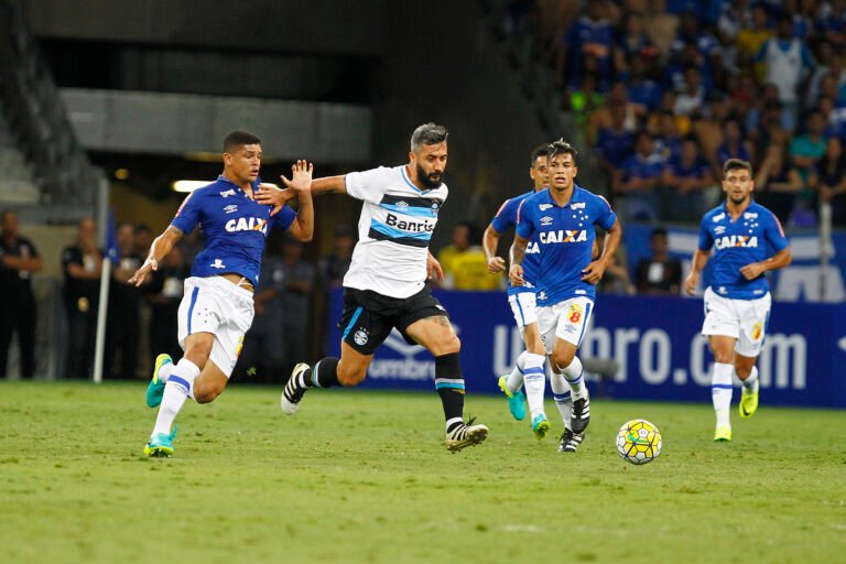 Com ingressos esgotados, Grêmio e Cruzeiro se enfrentam na decisão de vaga para a final da Copa do Brasil