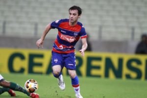 FORTALEZA, CE, BRASIL, 03-02-2016: Juliano, jogador do time do Fortaleza, em lance da partida. Jogo entre Fortaleza x Maranguape, válido pelo Campeonato Estadual no estádio arena Castelão. (Foto: Tatiana Fortes /O POVO)