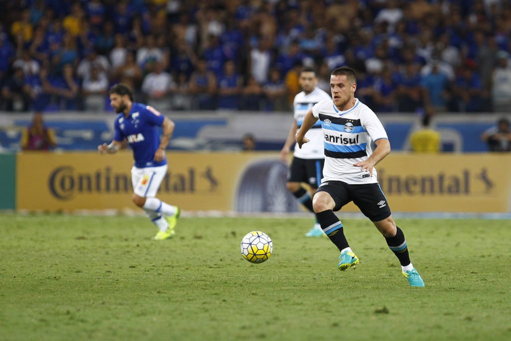 RS - FUTEBOL/COPADO BRASIL 2016/GREMIO X CRUZEIRO - ESPORTES - Lance da partida entre Cruzeiro e Gremio disputada na noite desta quarta-feira, no Estadio Mineirao em Belo Horizonte, valida pelo jogo de ida semifinal da Copa do Brasil 2016. FOTO: LUCAS UEBEL/GREMIO FBPA